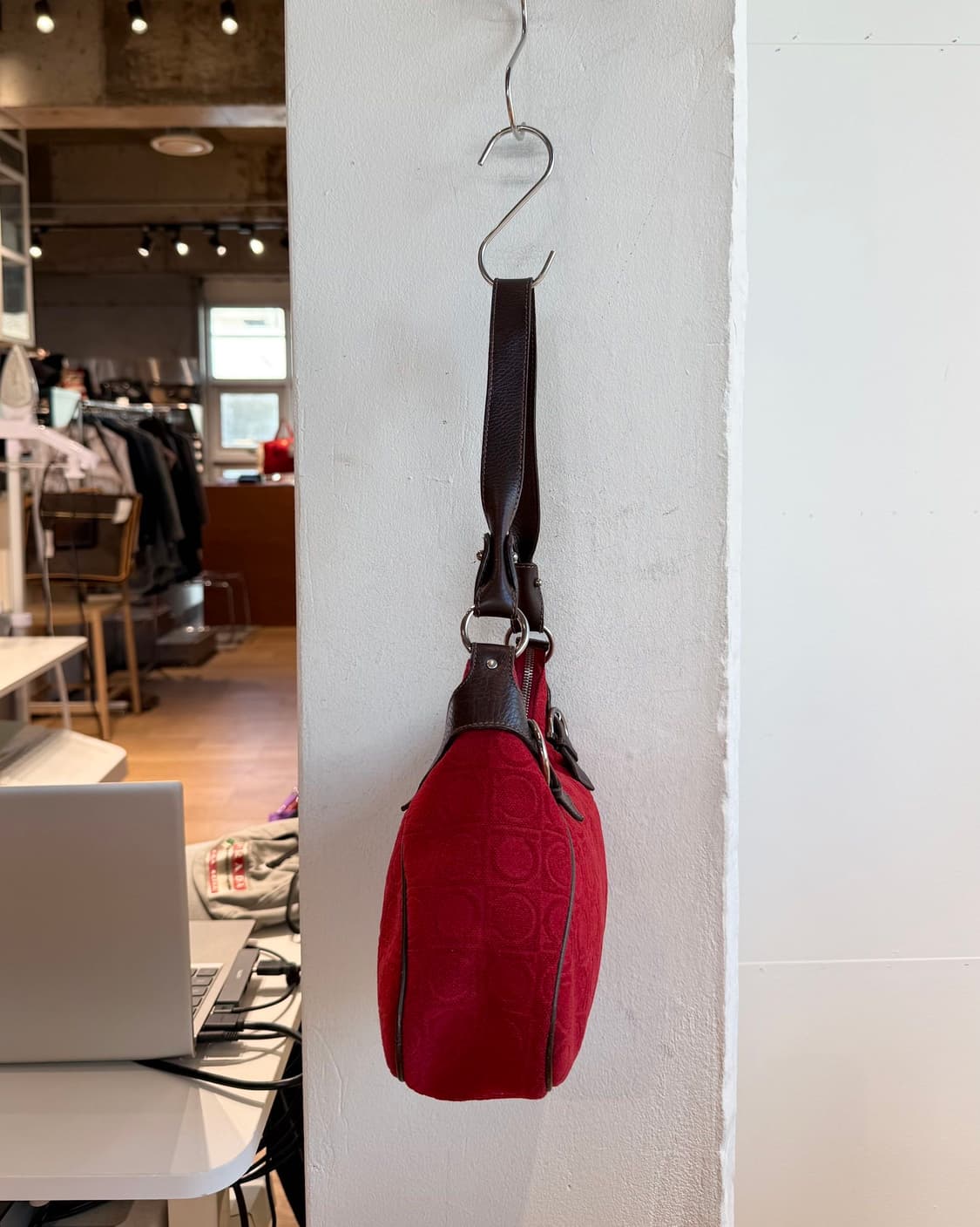 페라가모 레드 간치니 캔버스 호보백  상품이미지3