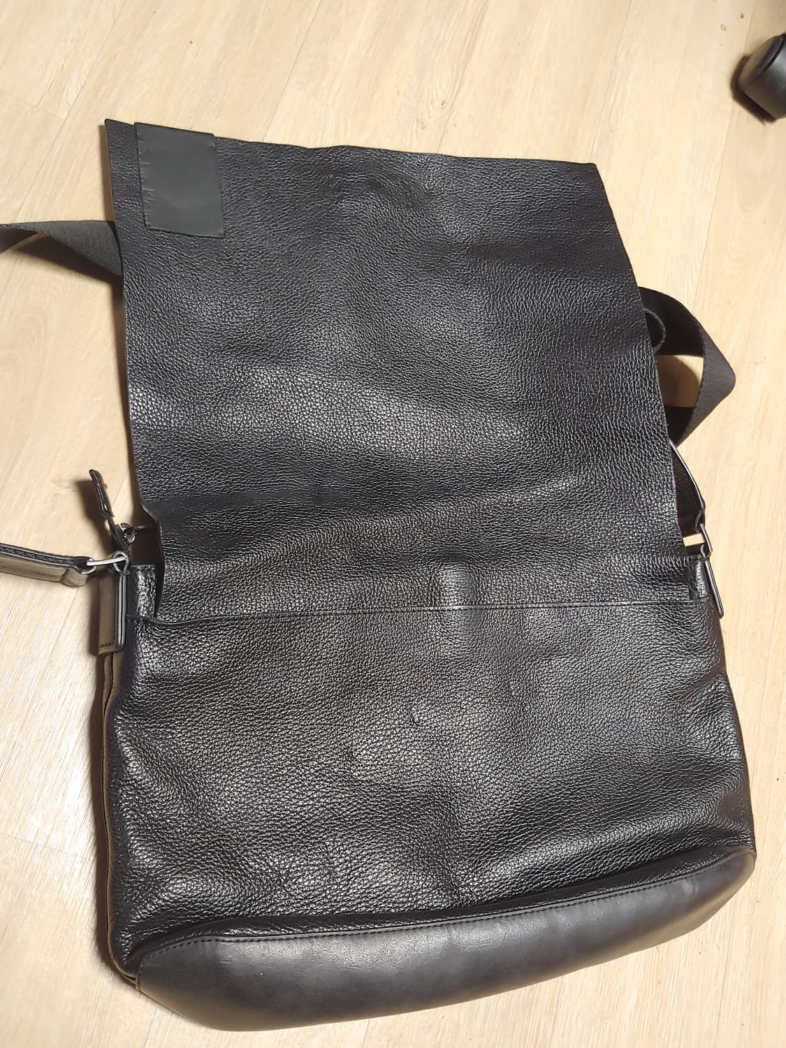 캘빈 클라인 전체 가죽 메일백 상품이미지4