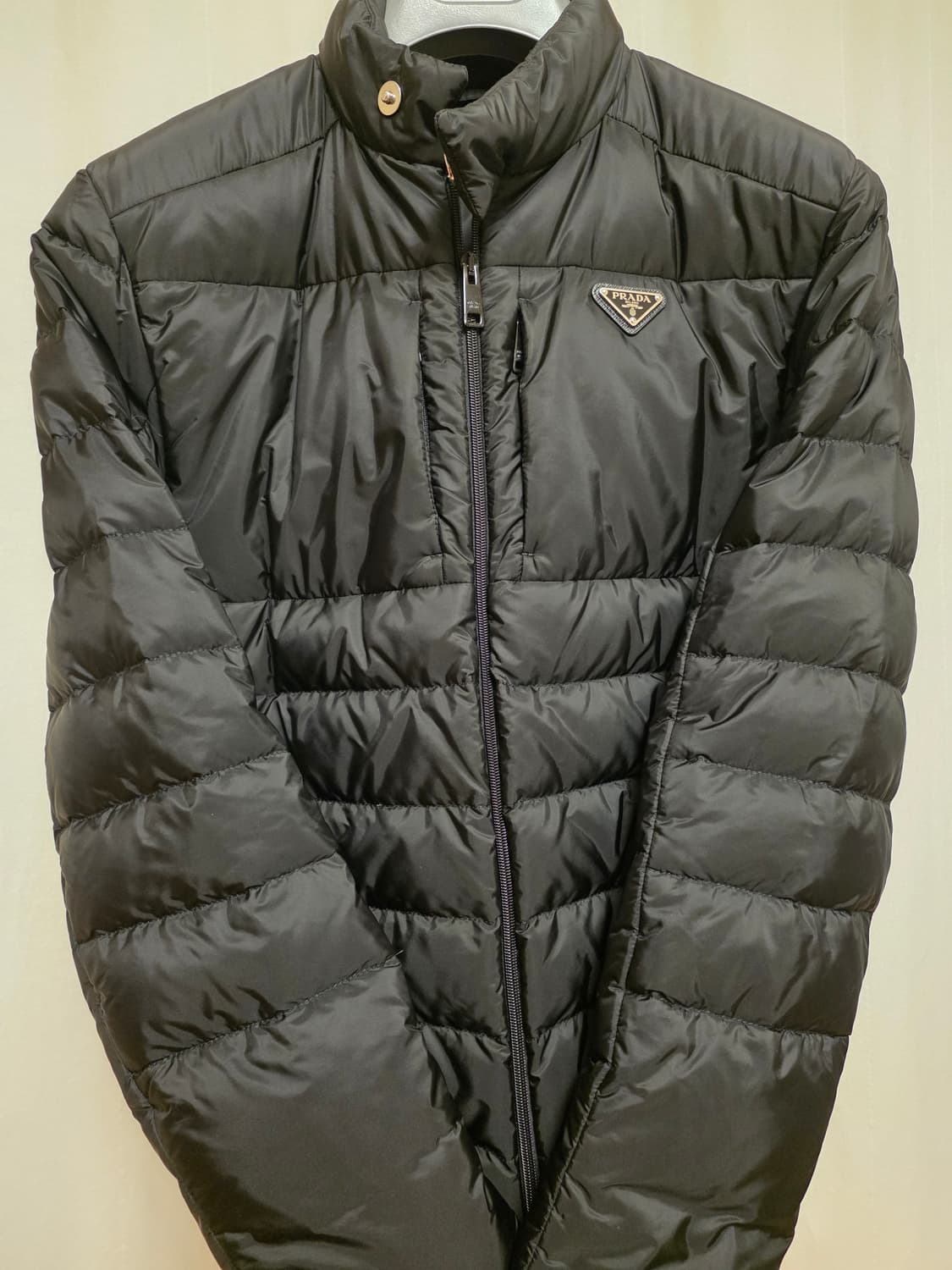 [새상품급 / 50 ] 프라다 리나일론 삼각로고 다운 숏 패딩 자켓 블랙 상품이미지5