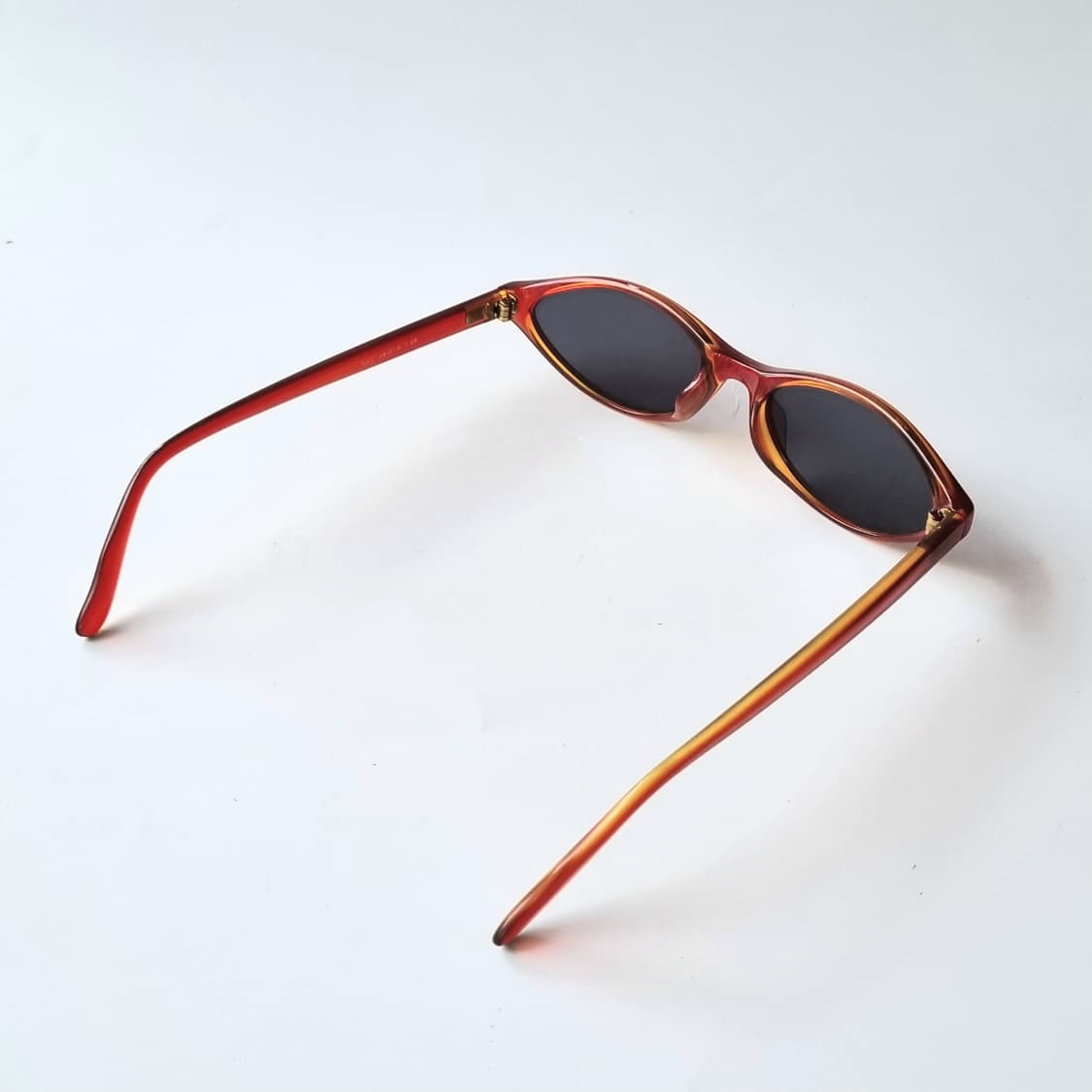 데드스탁 빈티지 무드의 슬림 캣아이 선글라스 상품이미지5