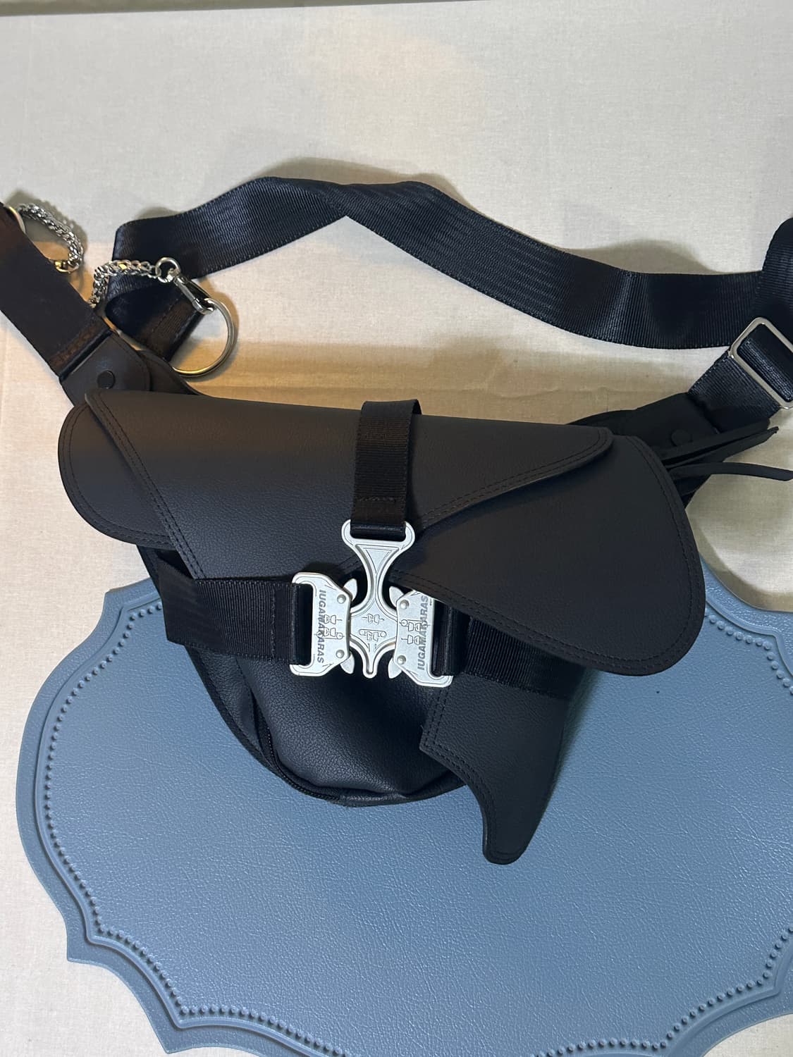 이우가마카라스 크로스백 상품이미지1