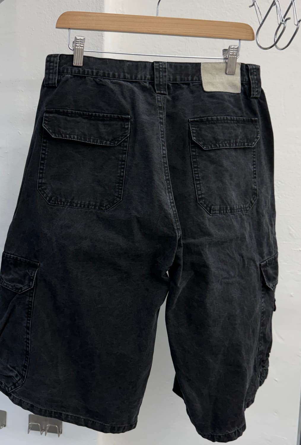 스웨이드 WIDE CARGO SHORTS [BLACK] 상품이미지4