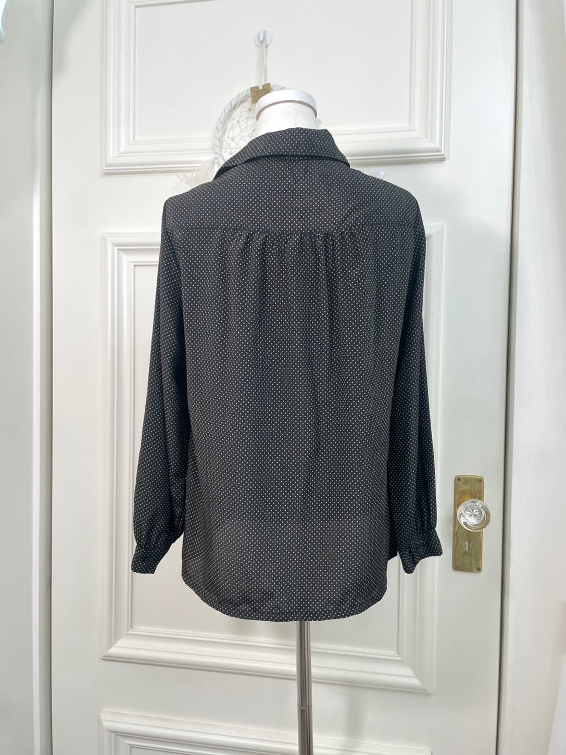 black beige dot shirring basic blouse 상품이미지3