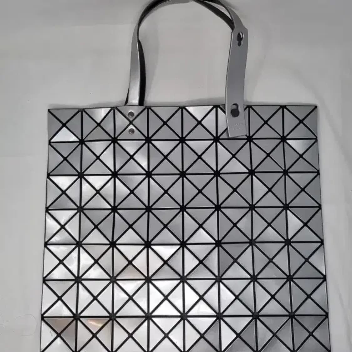 정품 바오바오 이세이미야케 루센트 실버 토트백 상품이미지2