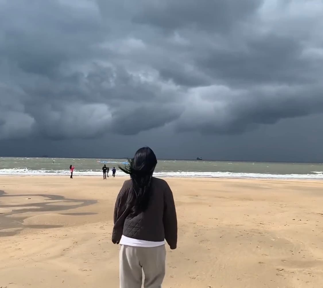 [유튜버 소올 착용] 준바이준케이 라운드 슬리브 퀼팅 자켓 차콜 상품이미지5