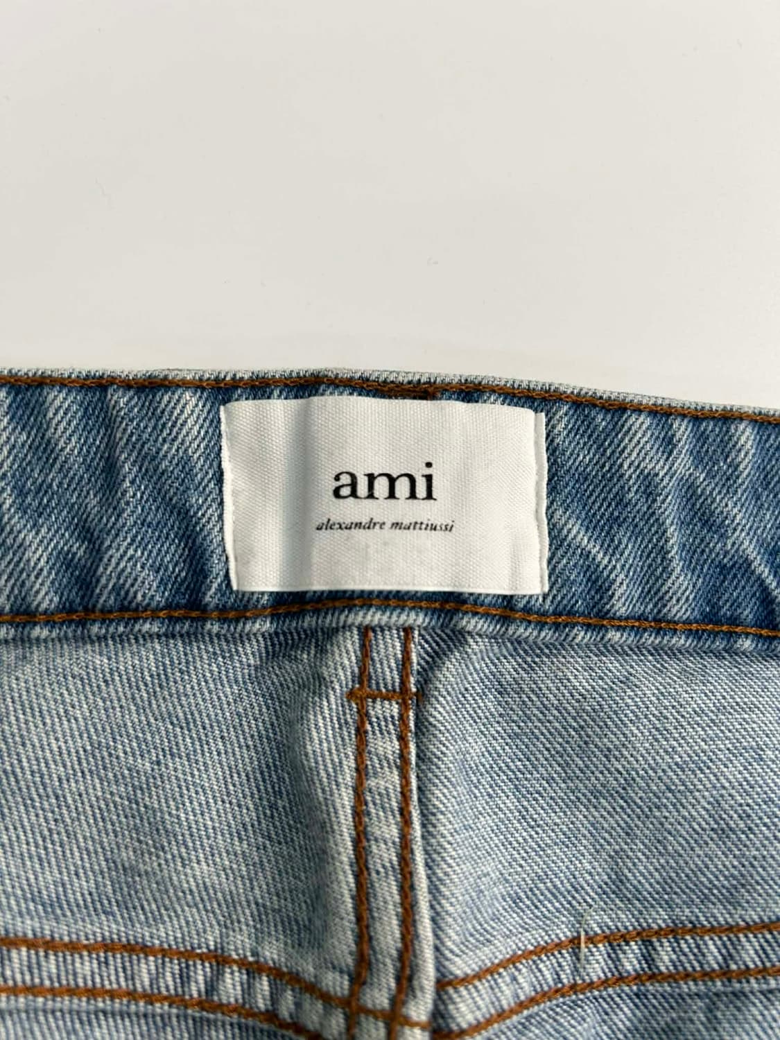 [33] AMI 아미 테이퍼드 핏 연청 워싱 데님 진 팬츠 상품이미지4