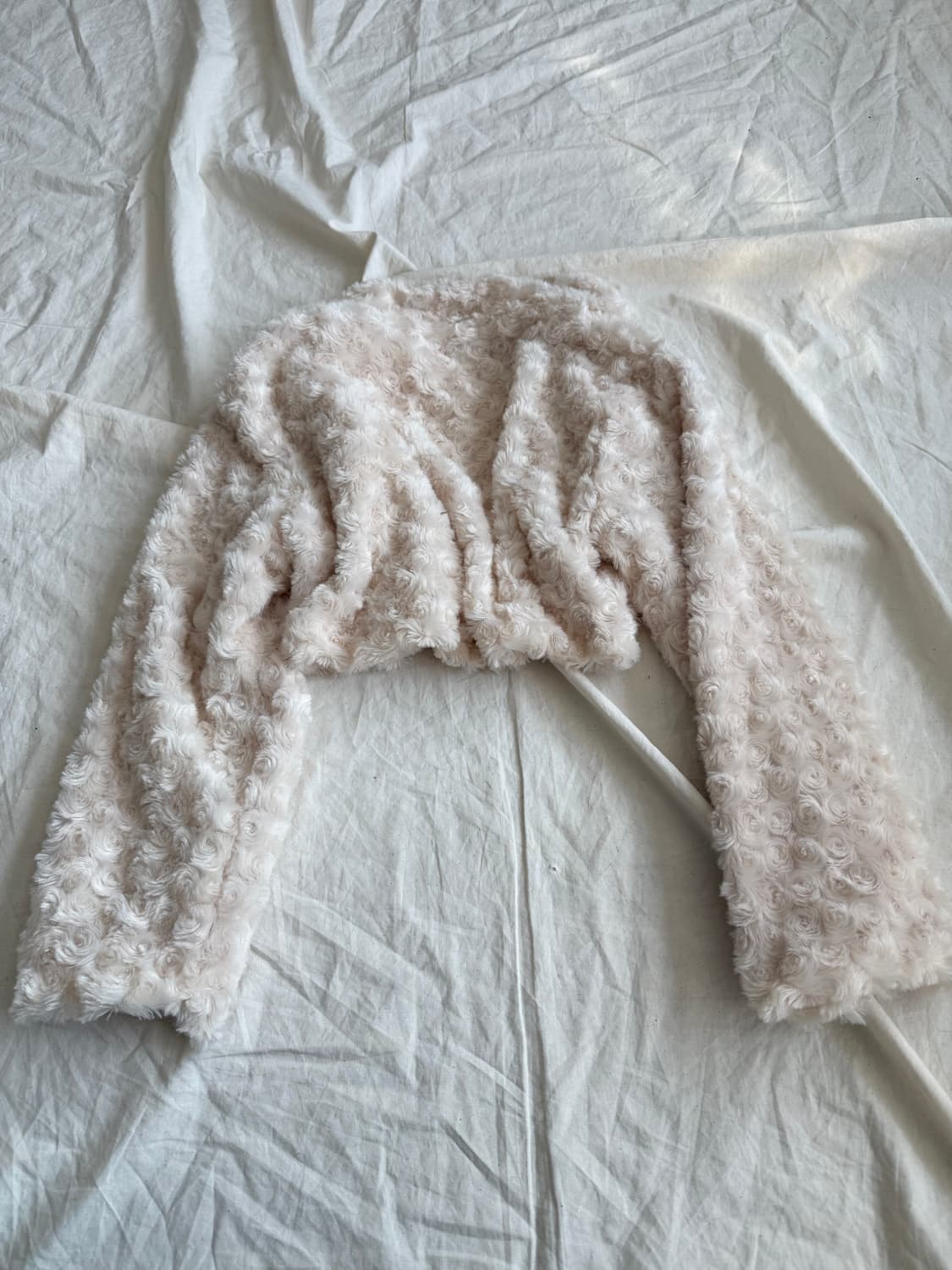 라이트베이지 폭닥 러블리 로걀 뽀용 크롭 볼레로 상품이미지3