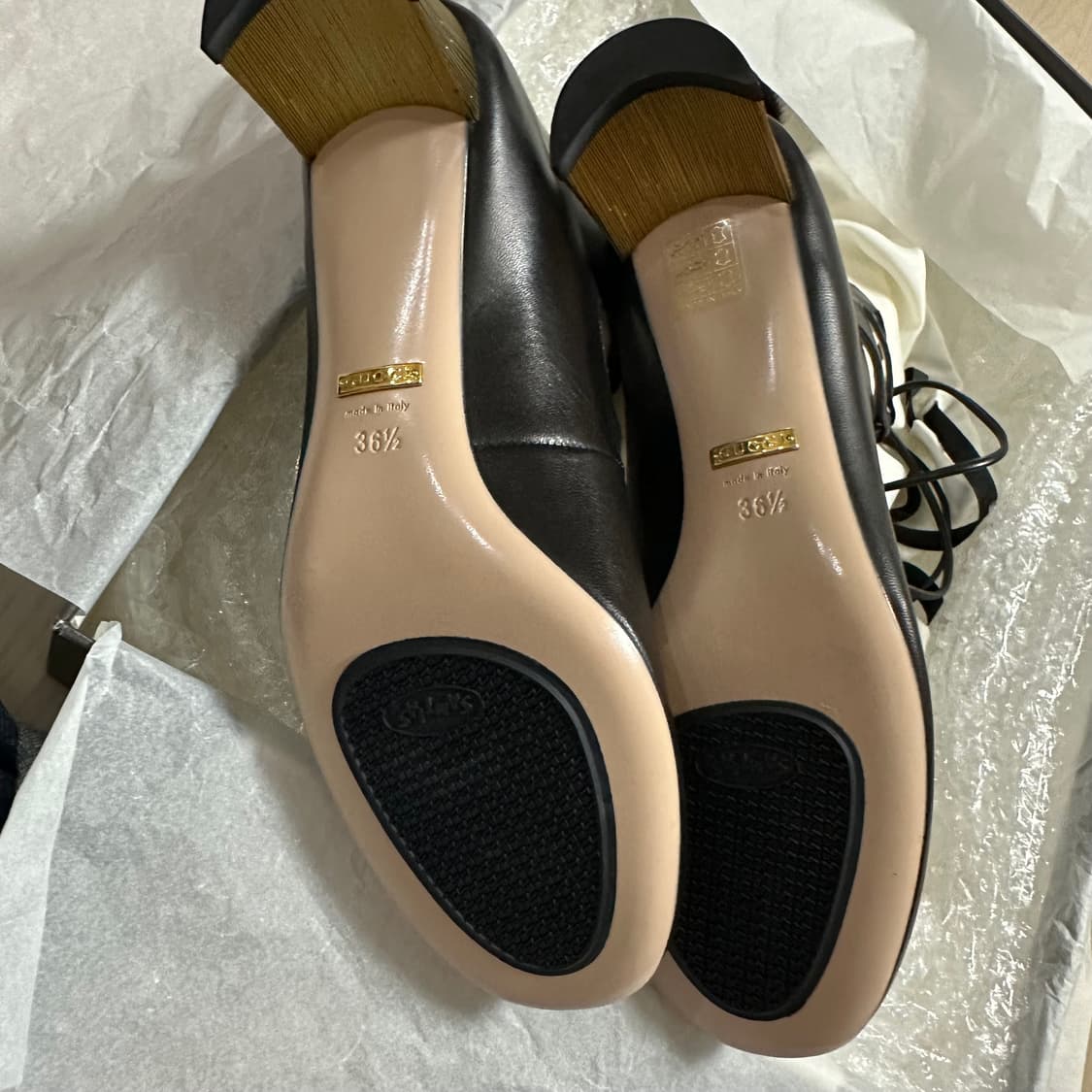 구찌 밍크 폼폼 레이스업 앵클 부 츠 36.5사이즈/새상품(셀럽 착용) 상품이미지5