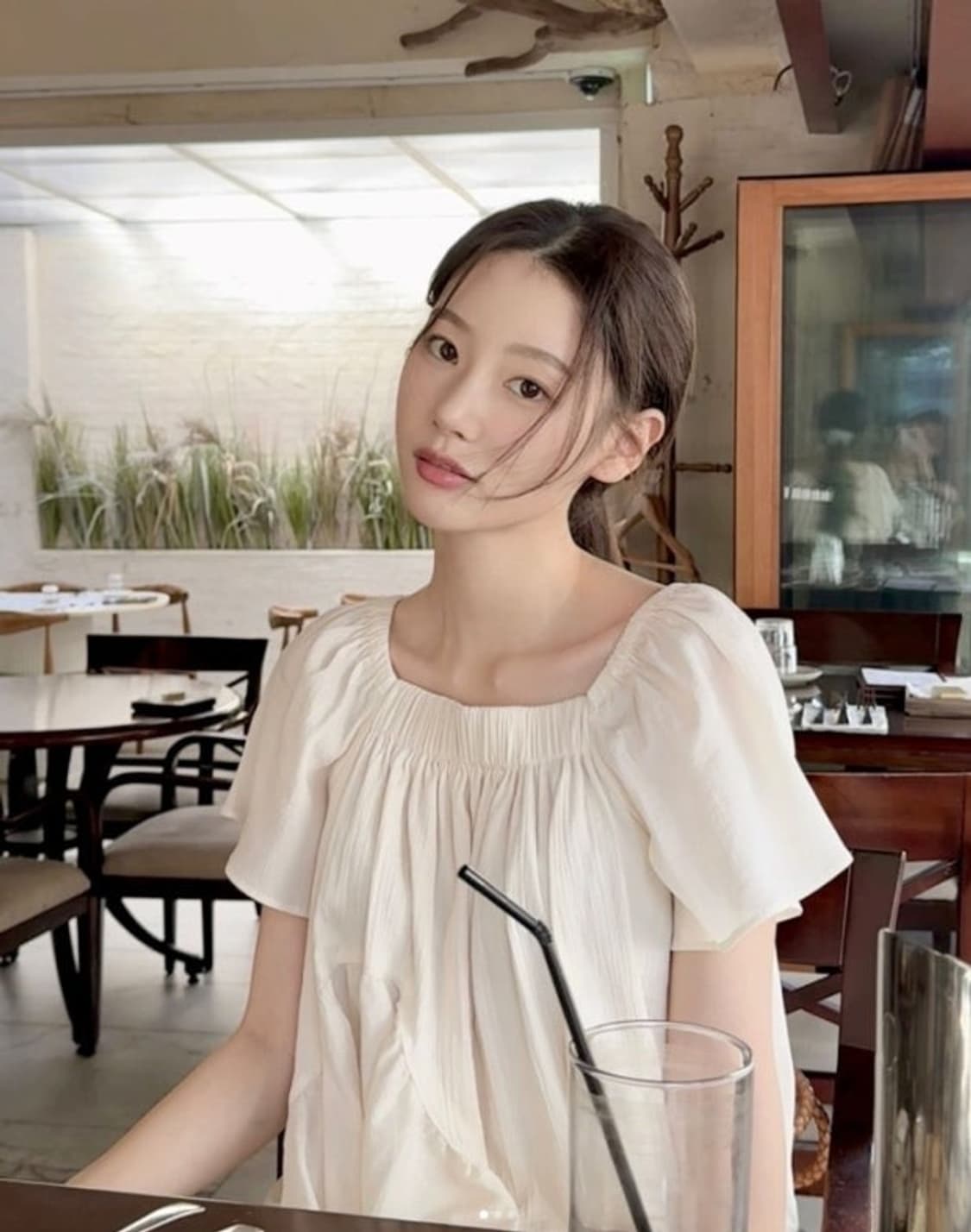 킨더살몬 스퀘어넥 러플 블라우스 환승연애 유정 상품이미지1