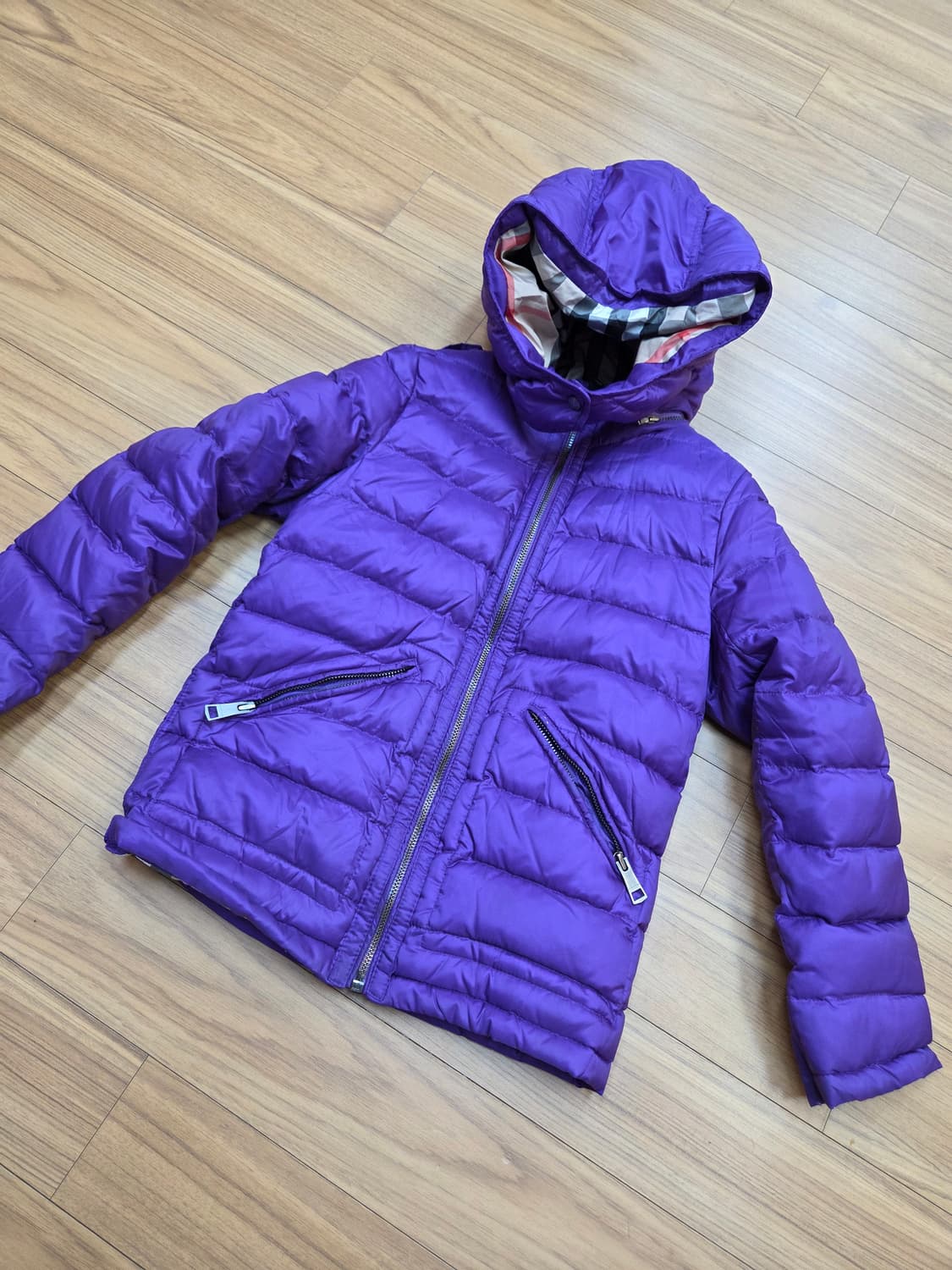 버버리 칠드런 여아 패딩 10Y(140) 사이즈입니다. 보라색이라서 얼굴 상품이미지1