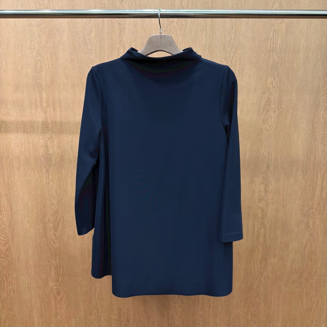 코스 하이넥 롱슬리브 티셔츠 하이로우 밑단 무지 디테일 루즈핏 네이비 상품이미지3