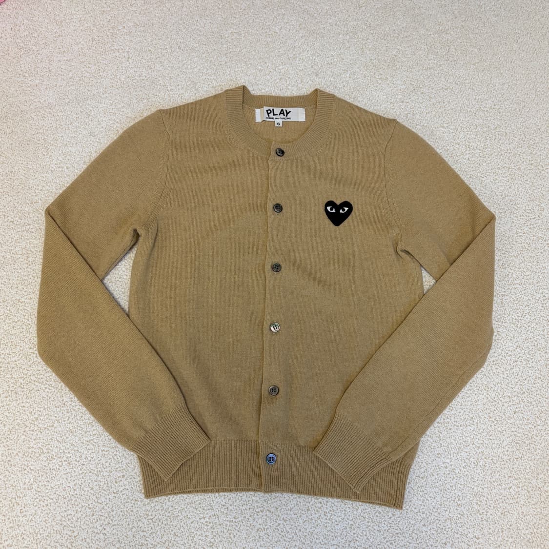 꼼데가르송 블랙와펜 베이지 가디건 백화점 구입 상품이미지2