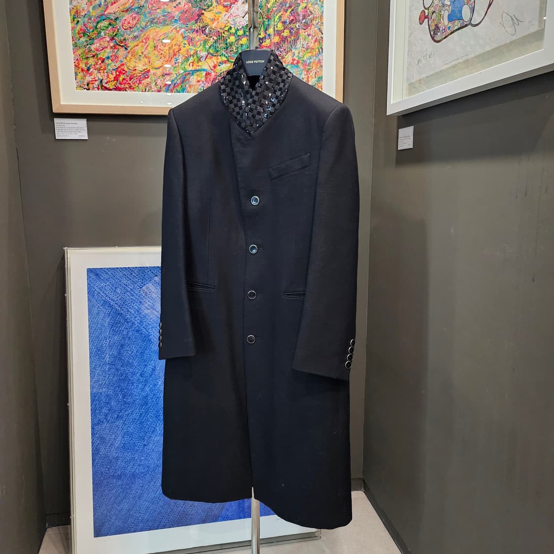 루이비통 퍼렐 엠브로이더드 스탠딩 칼라 싱글 브레스티드 신상 코트 상품이미지2