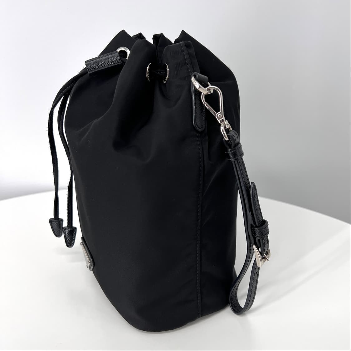 프라다 나일론 버킷 파우치 블랙 (1NS369) 상품이미지6