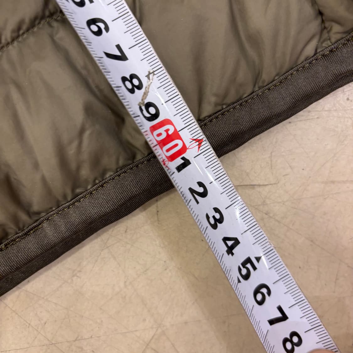 유니클로 카키 푸퍼 다운 조끼 패딩 상품이미지4