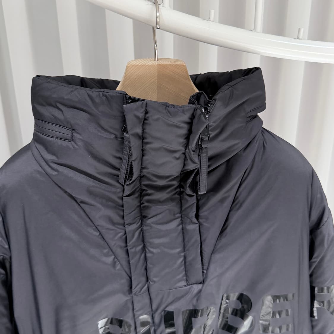 (A+/M) / 버버리 호스페리 프린트 후드 패딩 자켓 블랙 상품이미지2