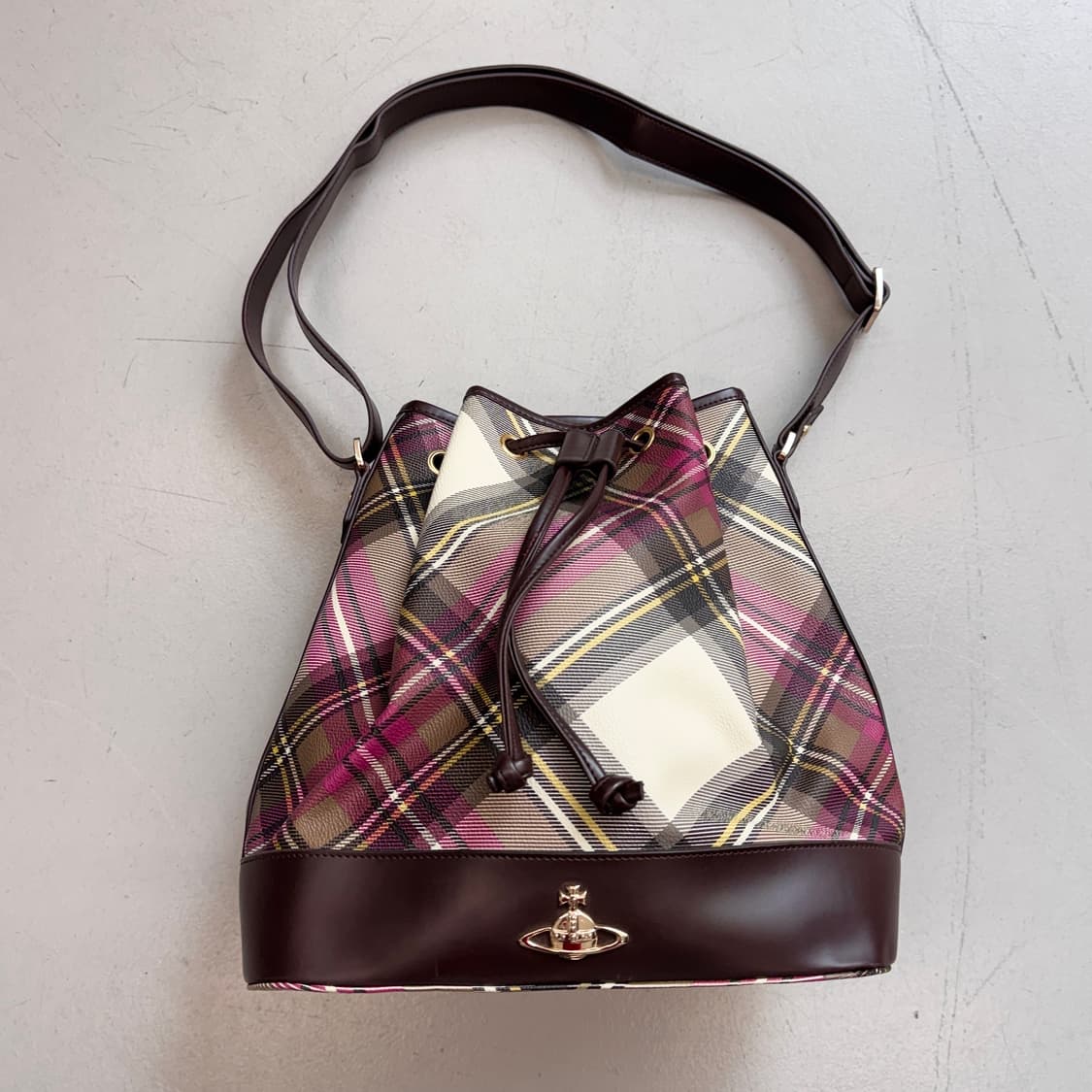 비비안웨스트우드 체크 버킷 숄더백 상품이미지2