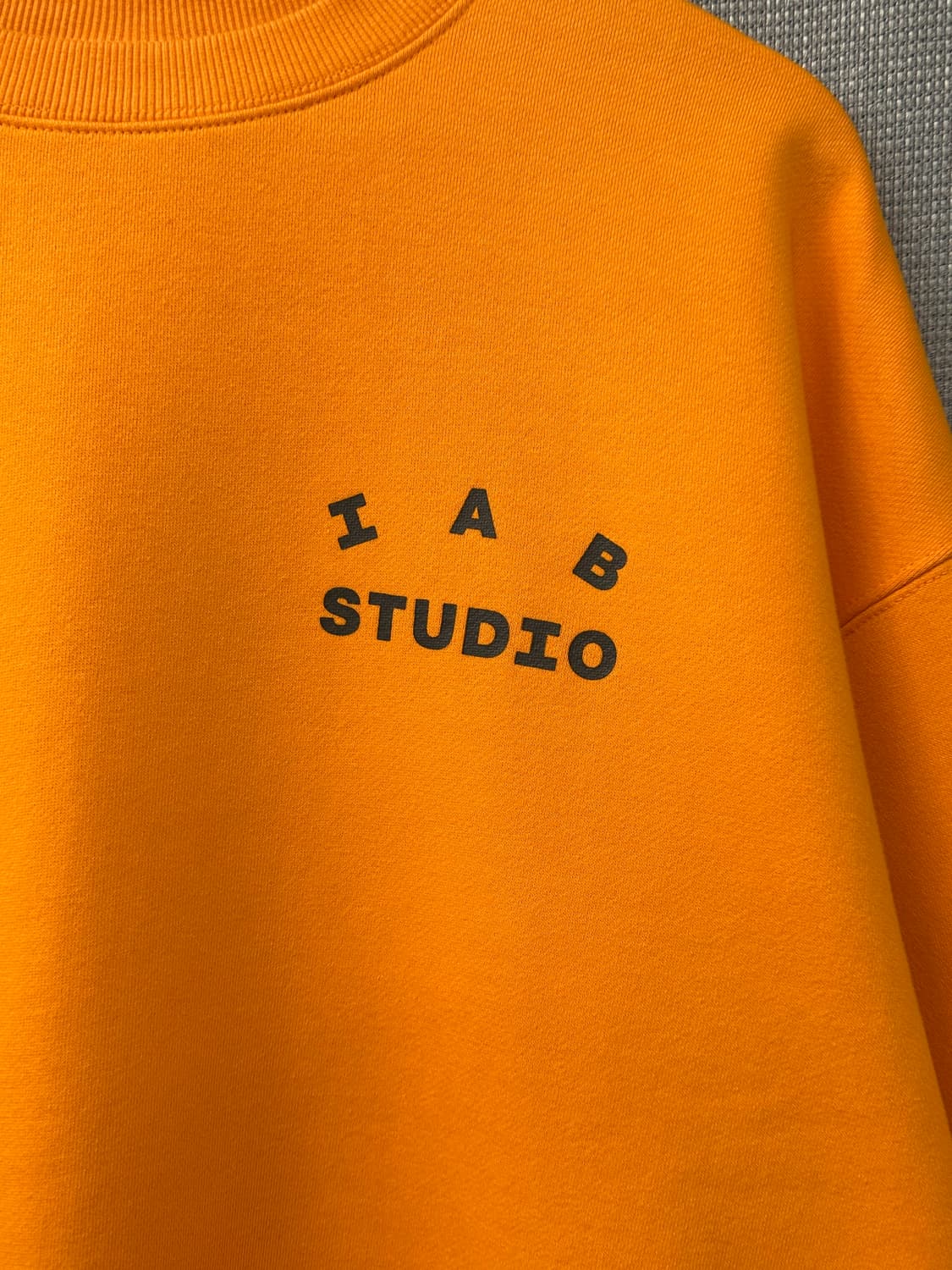 아이앱 스튜디오 x 두산 맨투맨 L 오렌지 상품이미지3