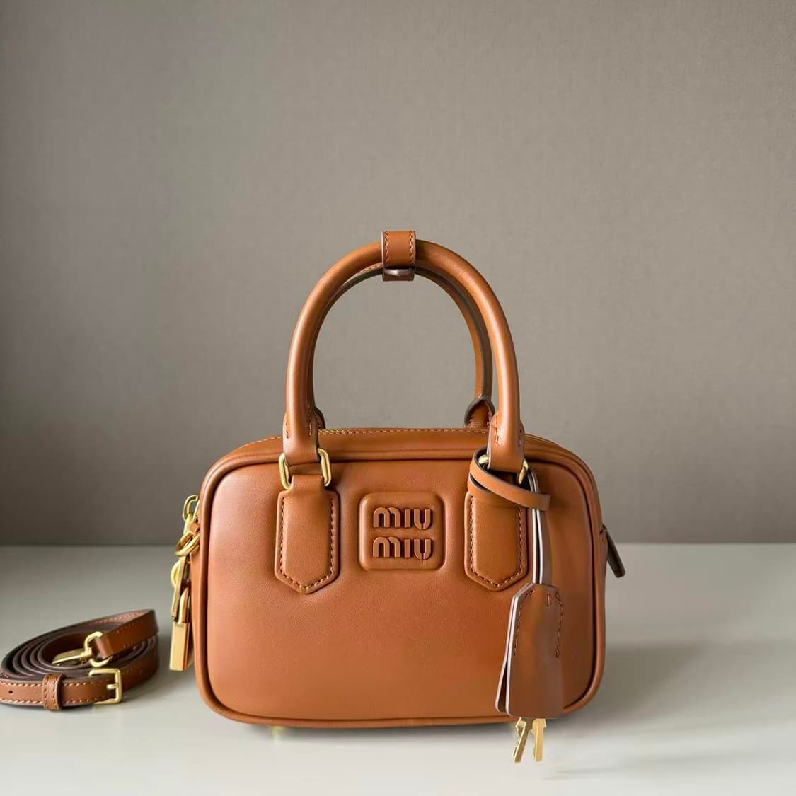 미우 미우 아르카디 레더 백 꼬냑 상품이미지1