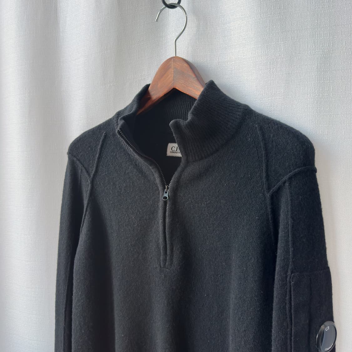 CP Company 렌즈 패치 울혼방 하프 집업 스웨터 블랙 50 상품이미지4