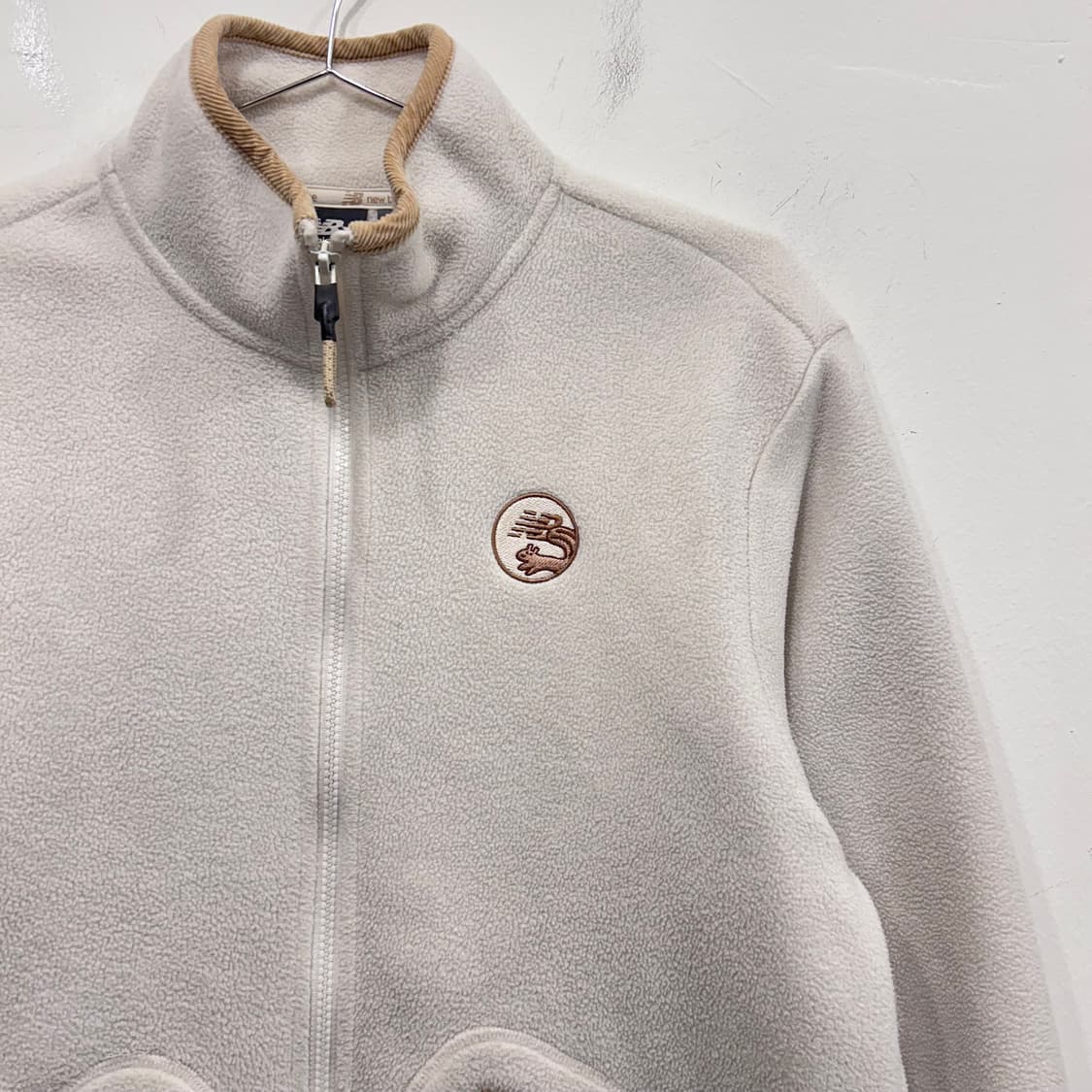 뉴발란스 스쿼럴 와펜로고 뽀글이 플리스 상품이미지1