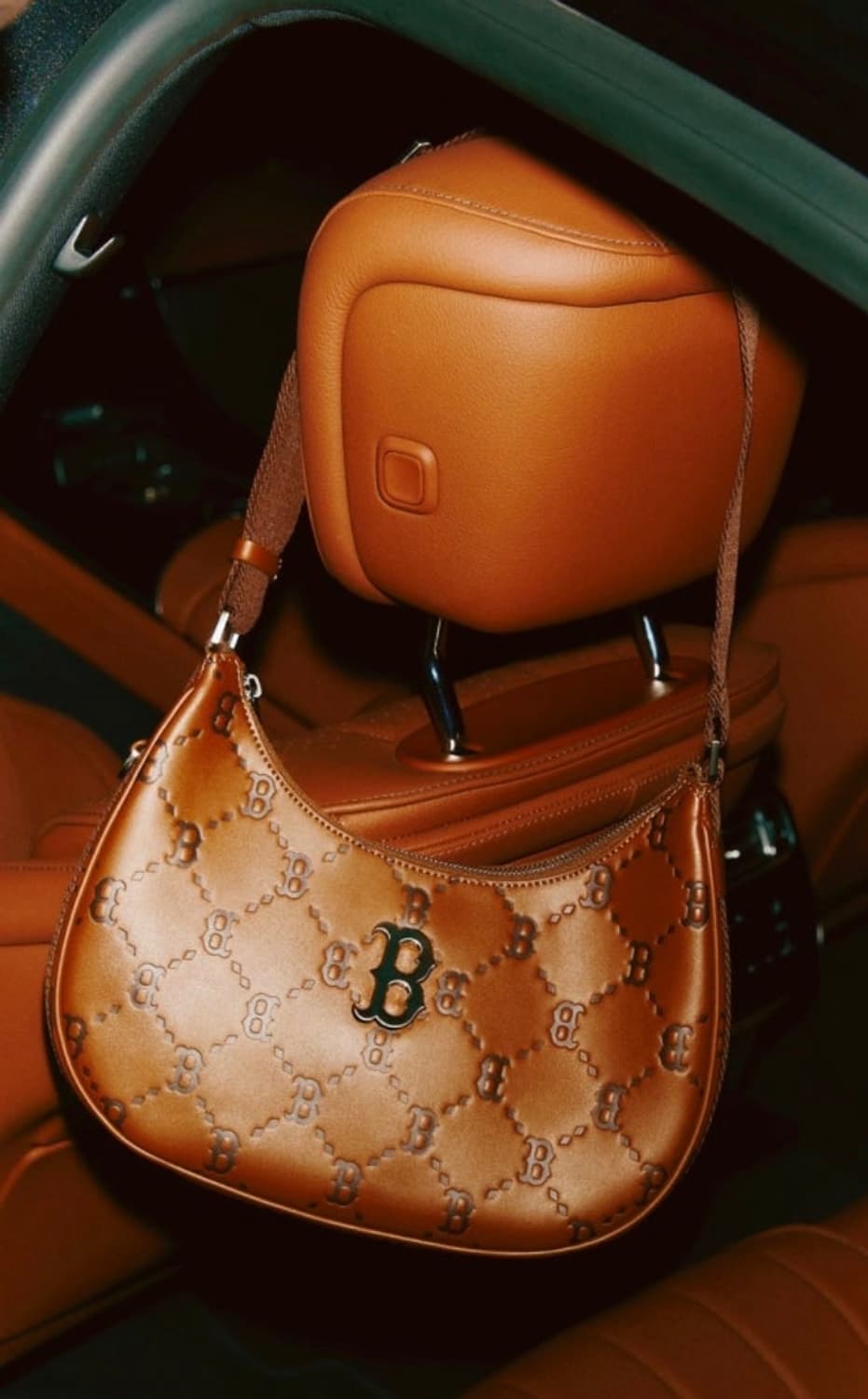 MLB 다이아모노그램 PU엠보 라지 호보백(실사) 상품이미지1