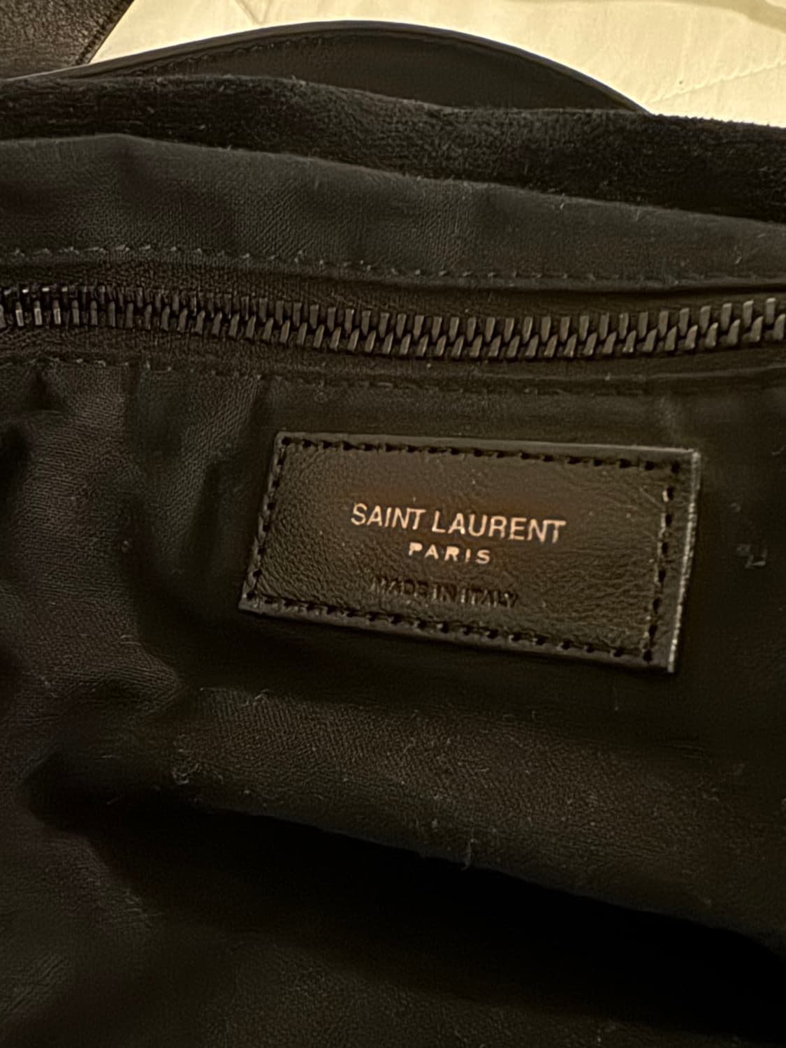 생로랑 자수 로고 스웨이드 더플 백 상품이미지6