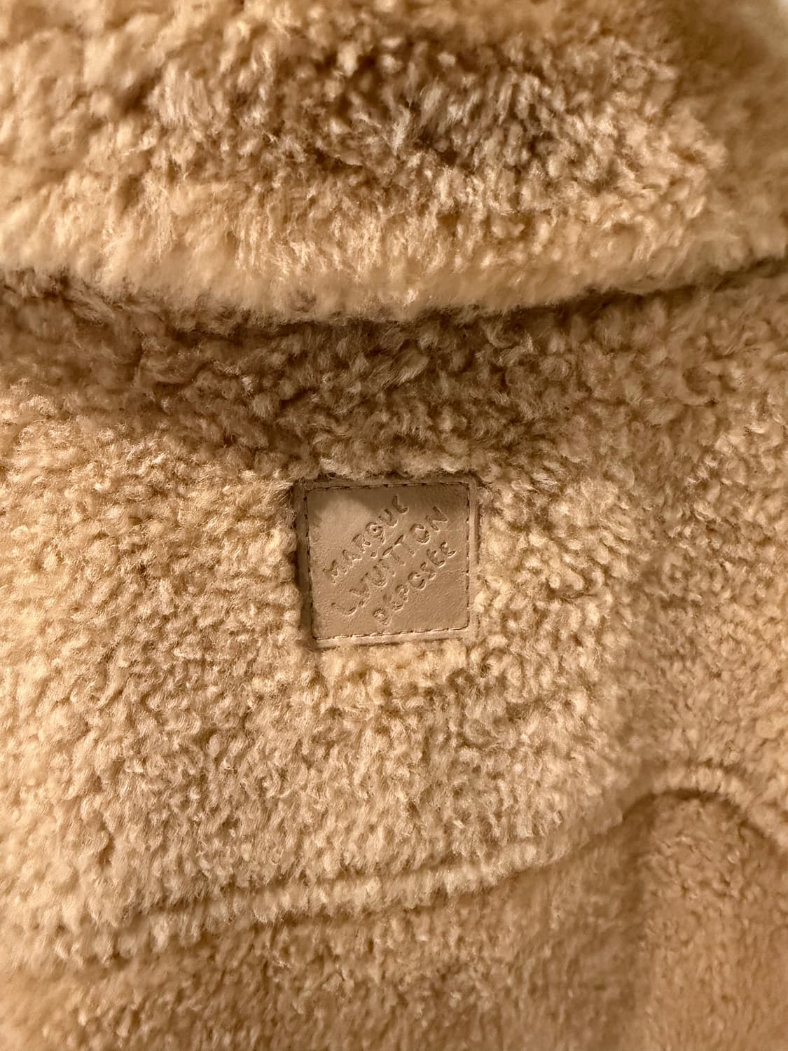 [50IT] 루이비통 시어링 트러커 BTS 착용 상품이미지4