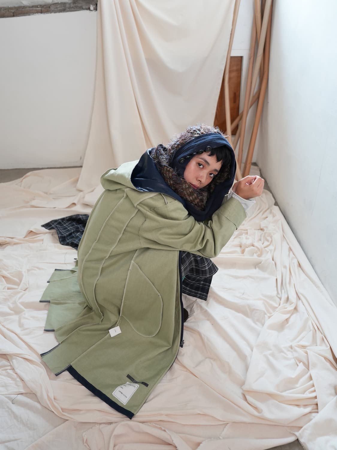 0tape GLOSS INDIGO HOODED LONG COAT 상품이미지1