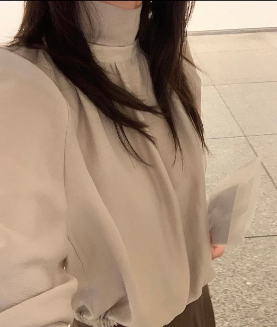 공드린 앤듀 셔링 블라우스(카키베이지) 상품이미지1