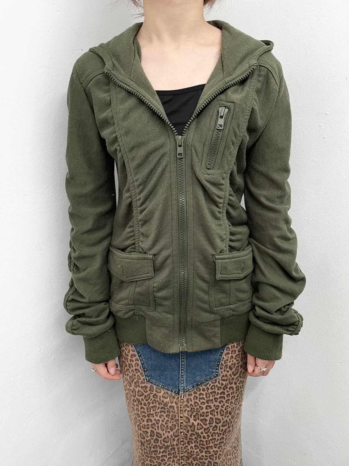 y2k 카키 셔링 포켓 후드집업 상품이미지2