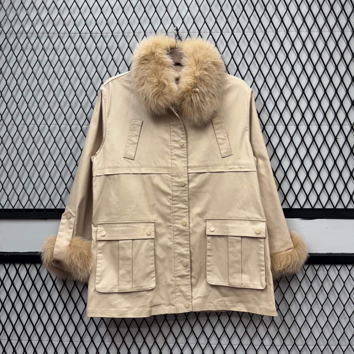 안나수이 폭스퍼 카라 코튼 하프 파카 소매퍼 디테일 베이지 상품이미지1