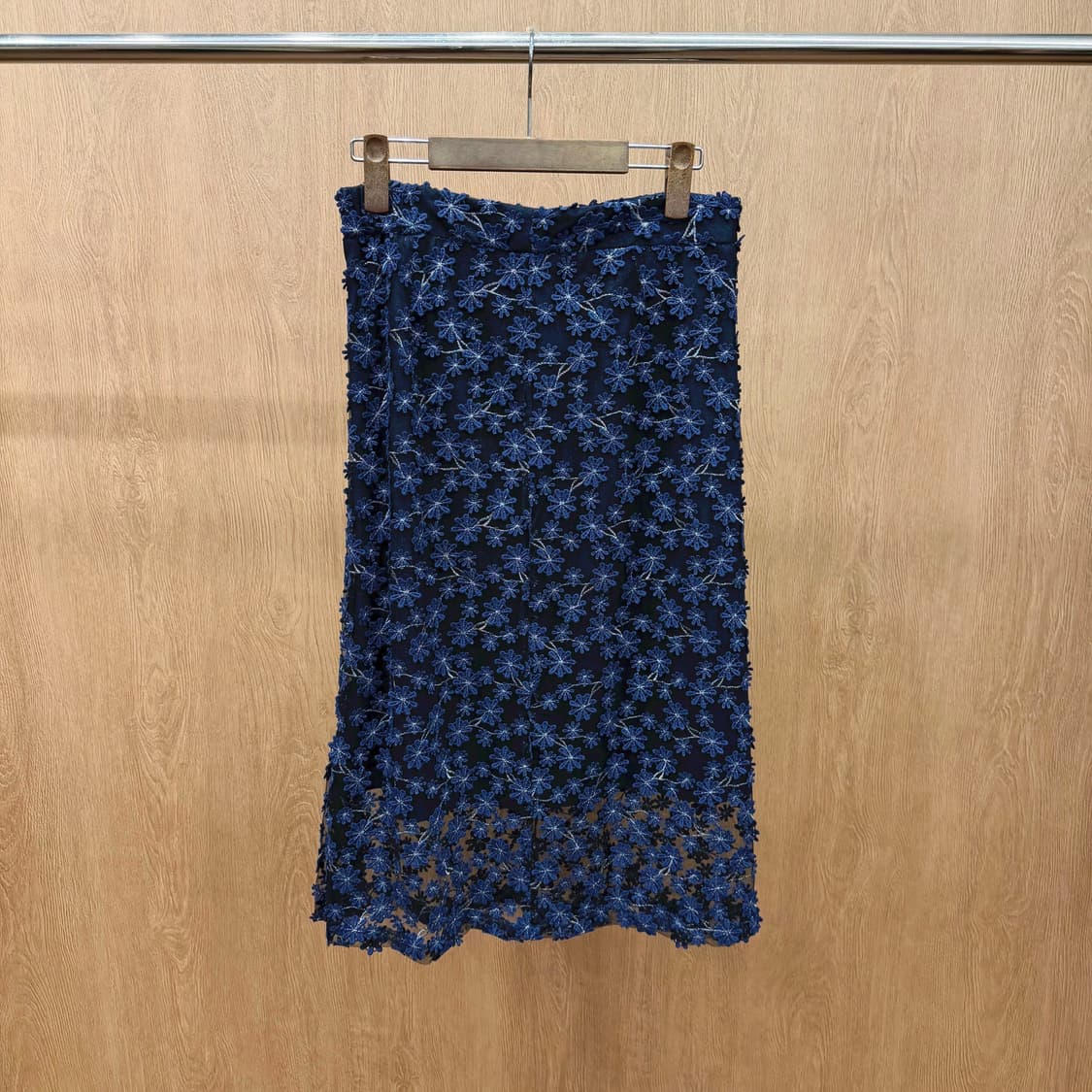 안나수이 미디 스커트 플라워 자수 레이스 레이어드 디테일 슬림핏 블루 상품이미지2