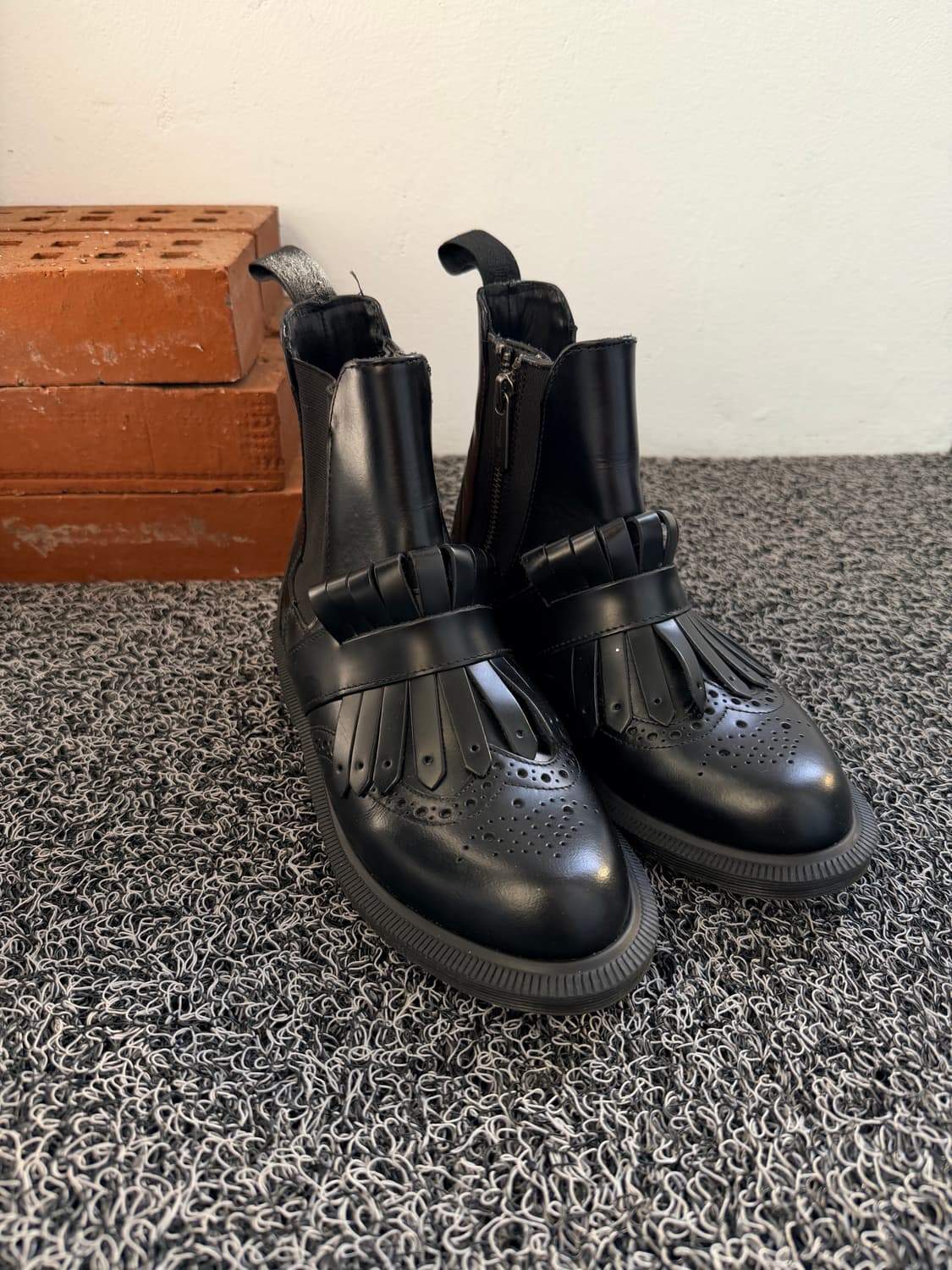 닥터마틴 티나(TINA) 블랙 첼시 부츠 - 브로그 스타일 상품이미지1