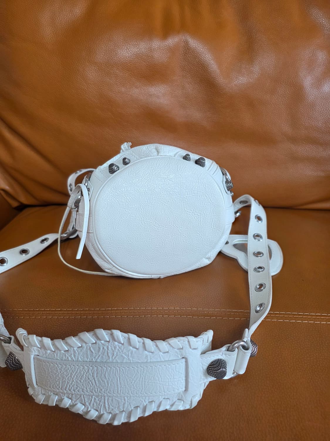 정품 발렌시아가 르카골 버킷백 xs 화이트 상품이미지7