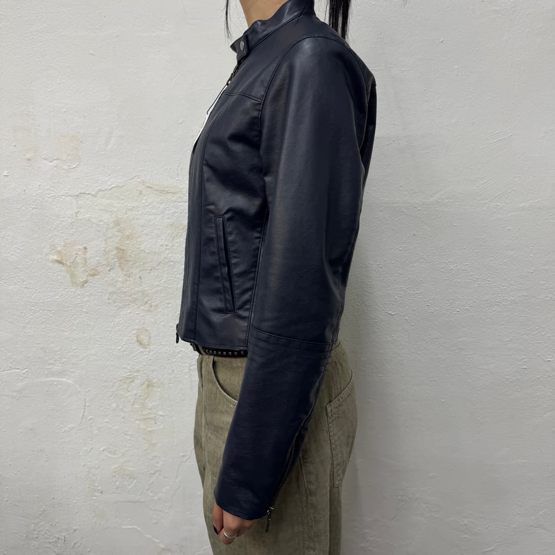 Oriens by 저널스탠다드 다크블루컬러 비건 레더 쇼트 라이더스 자켓 상품이미지2