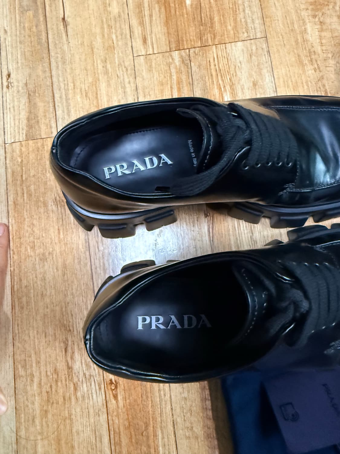 프라다 모놀리스 브러쉬드 로퍼 상품이미지10