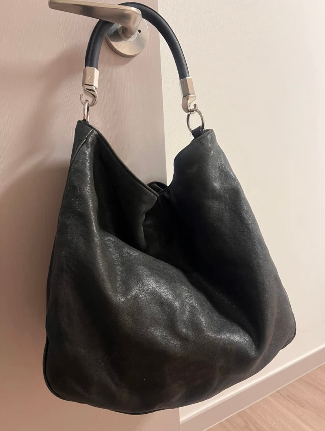 입생로랑 그레인 글로시 레더 호보백 상품이미지2