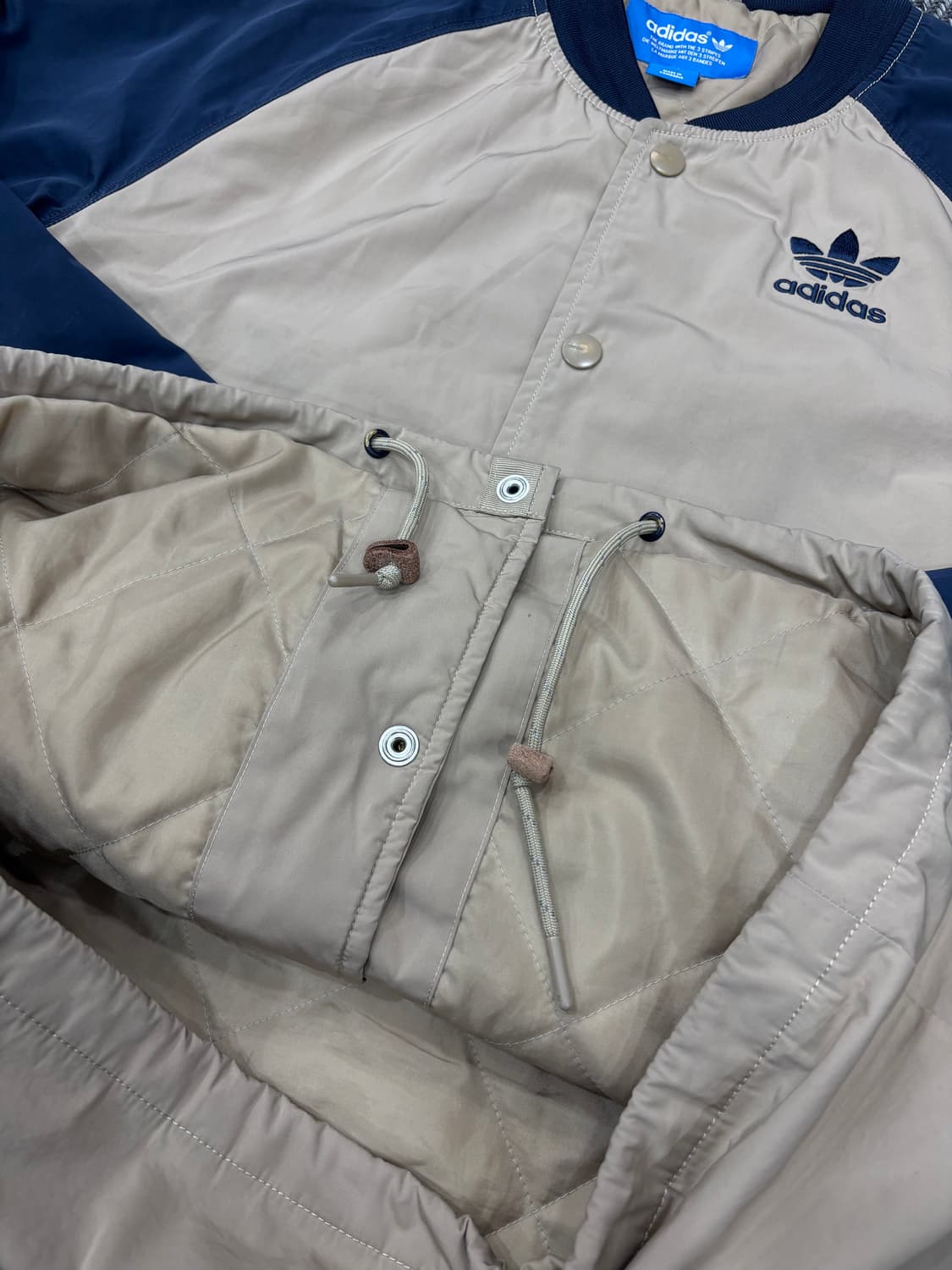 아디다스 바시티 누빔 자켓 베이지배색 상품이미지6