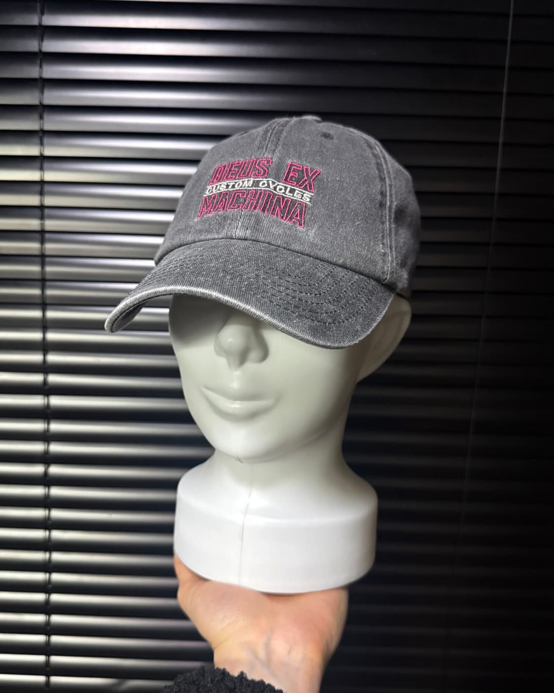 데우스 엑스마키나 워싱 데님 그레이 차콜 핑크 자수 로고 볼캡 트러커 상품이미지1