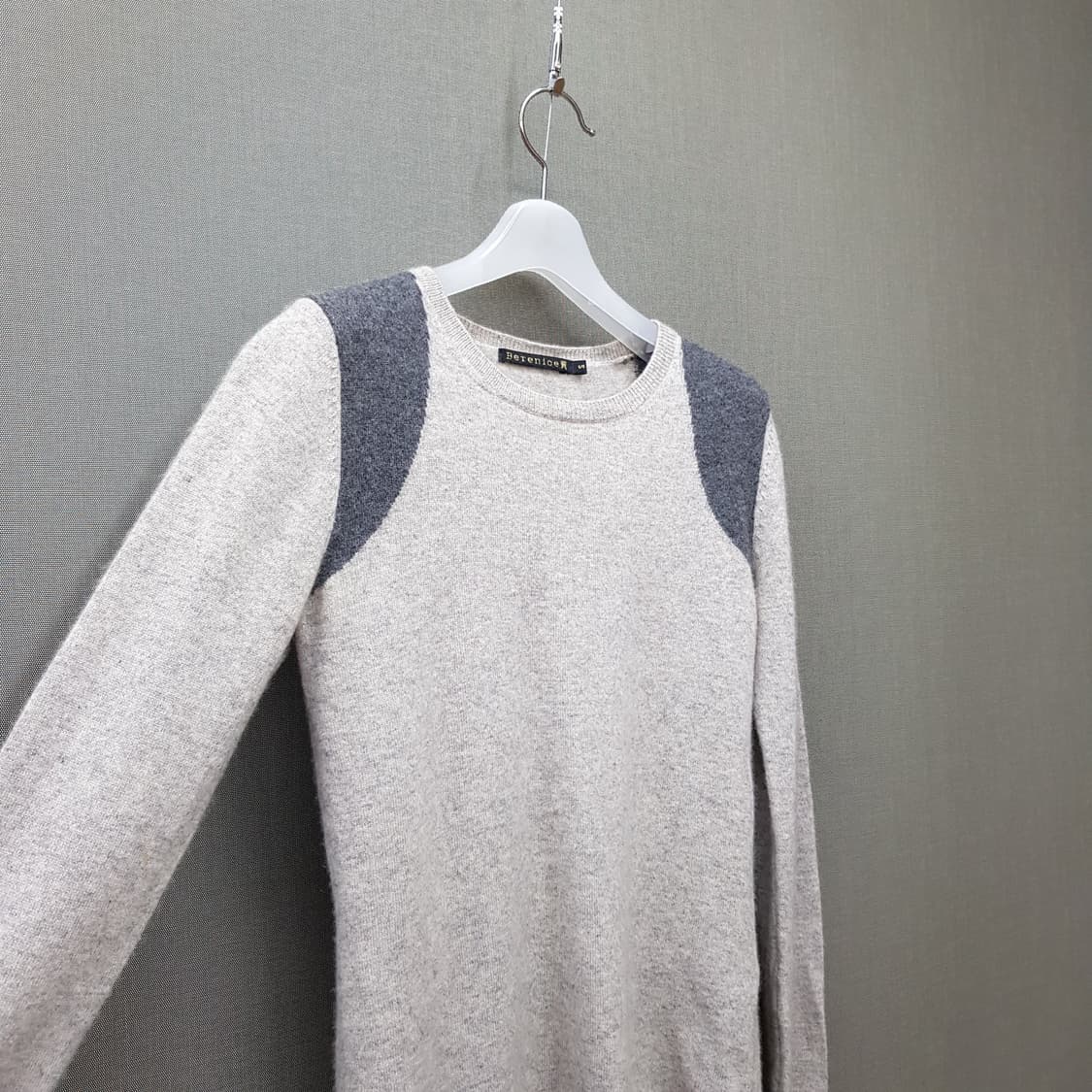 베르니스  캐시미어 자수 디테일 니트 S사이즈 상품이미지3