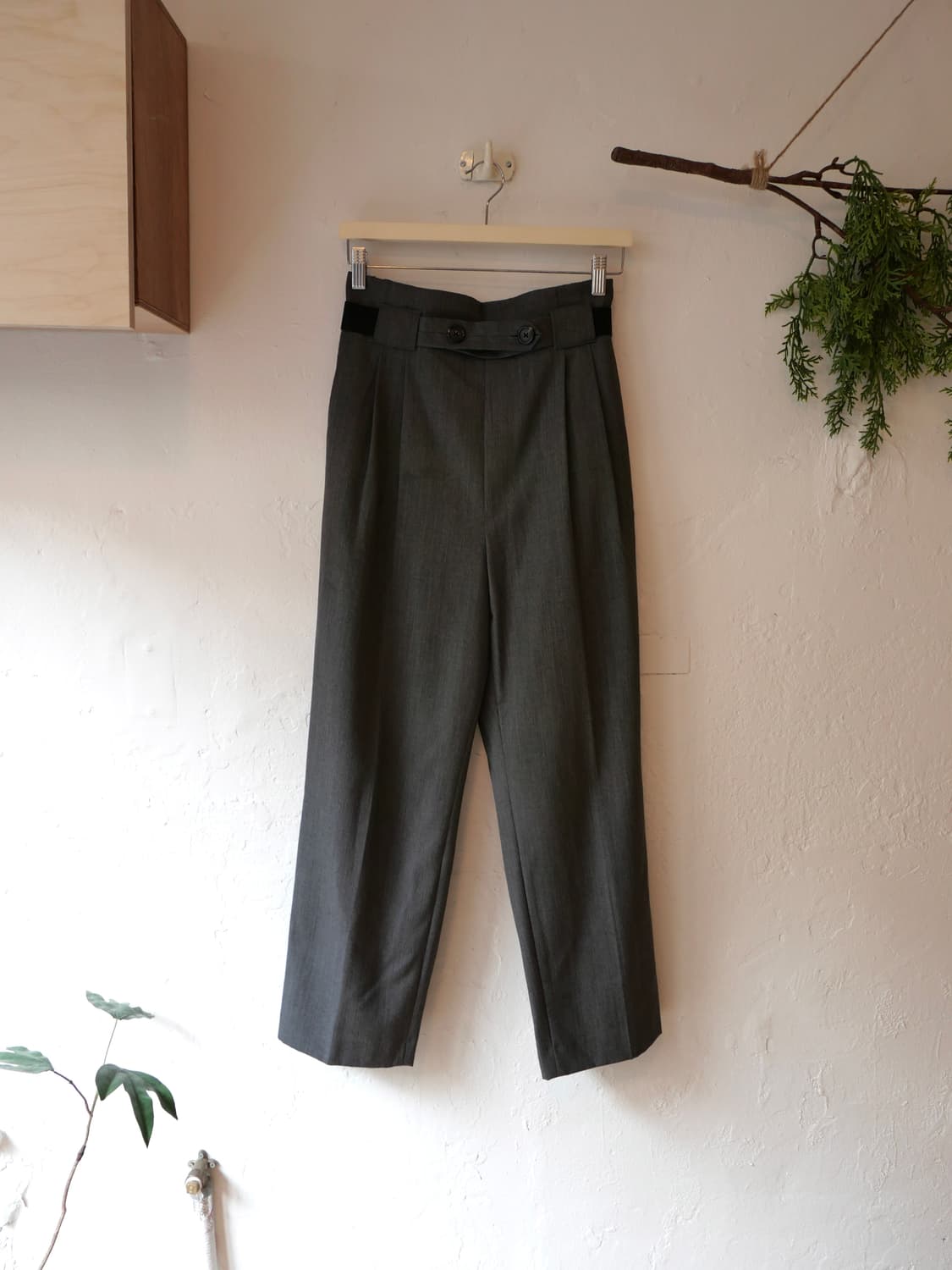 헬무트랭 버튼 턱 슬랙스 팬츠 상품이미지1