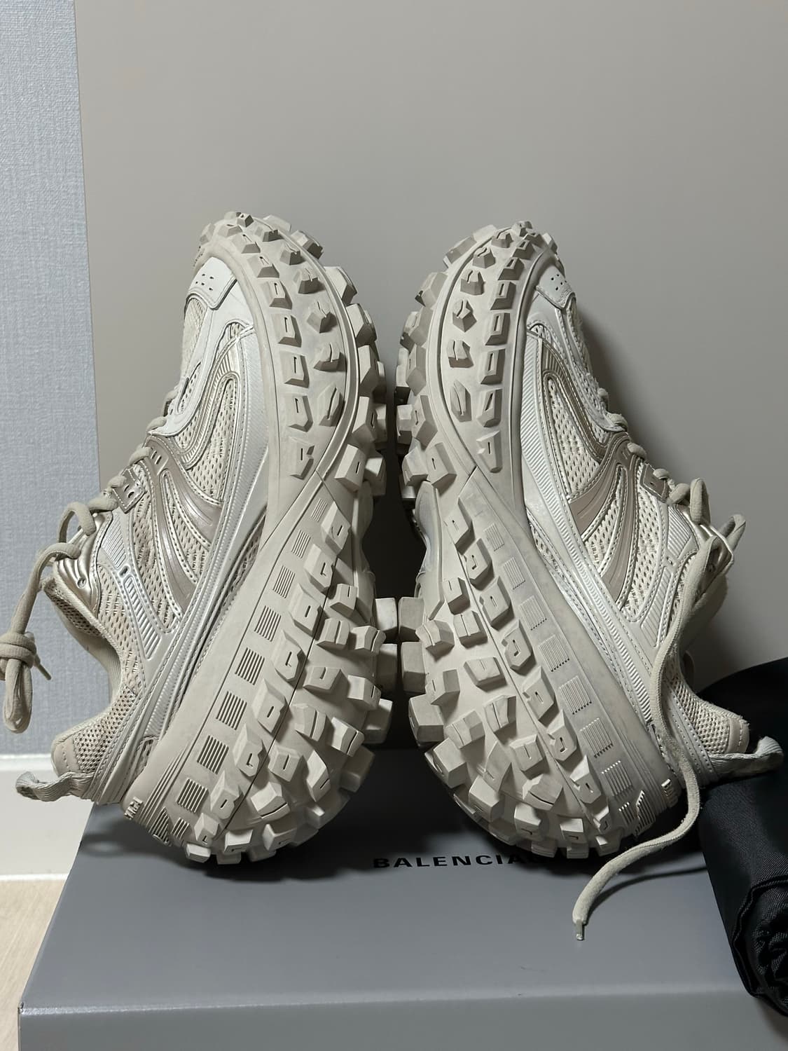 발렌시아가 디펜더 42 상품이미지4