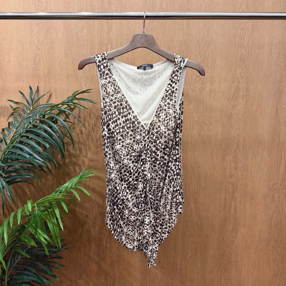 막스마라 슬리브리스 블라우스 호피 패턴 프릴 브이넥 로우하이 헴 디테일 상품이미지1