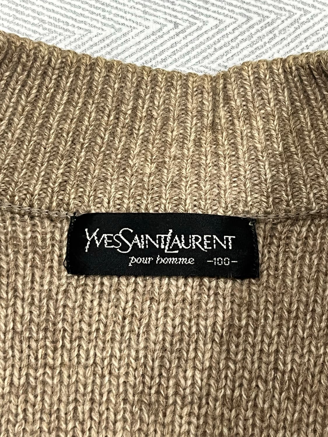 입생로랑 울 100% 자수로고 버튼 니트 L 상품이미지5