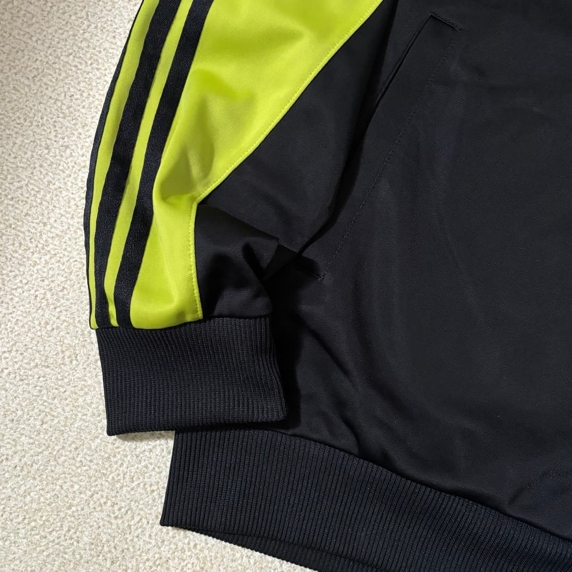 아디다스 블랙 네온 포인트 스몰로고 져지 상품이미지4