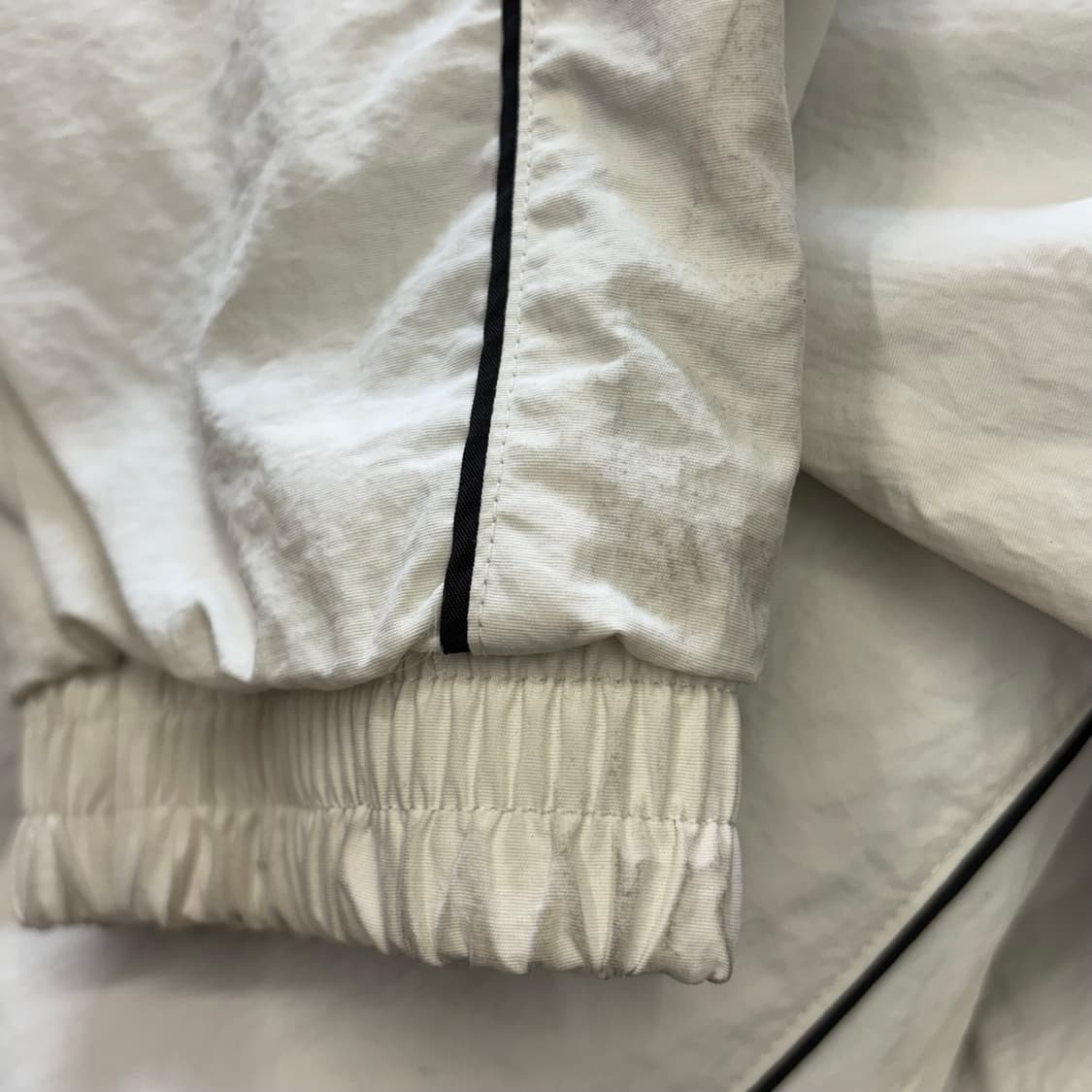 L 아디다스 The Three Stripes 레터링 우븐 바람막이 상품이미지6