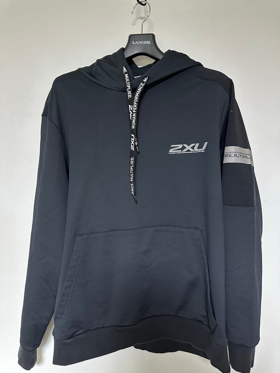 2XU 블랙 후드티 상품이미지1
