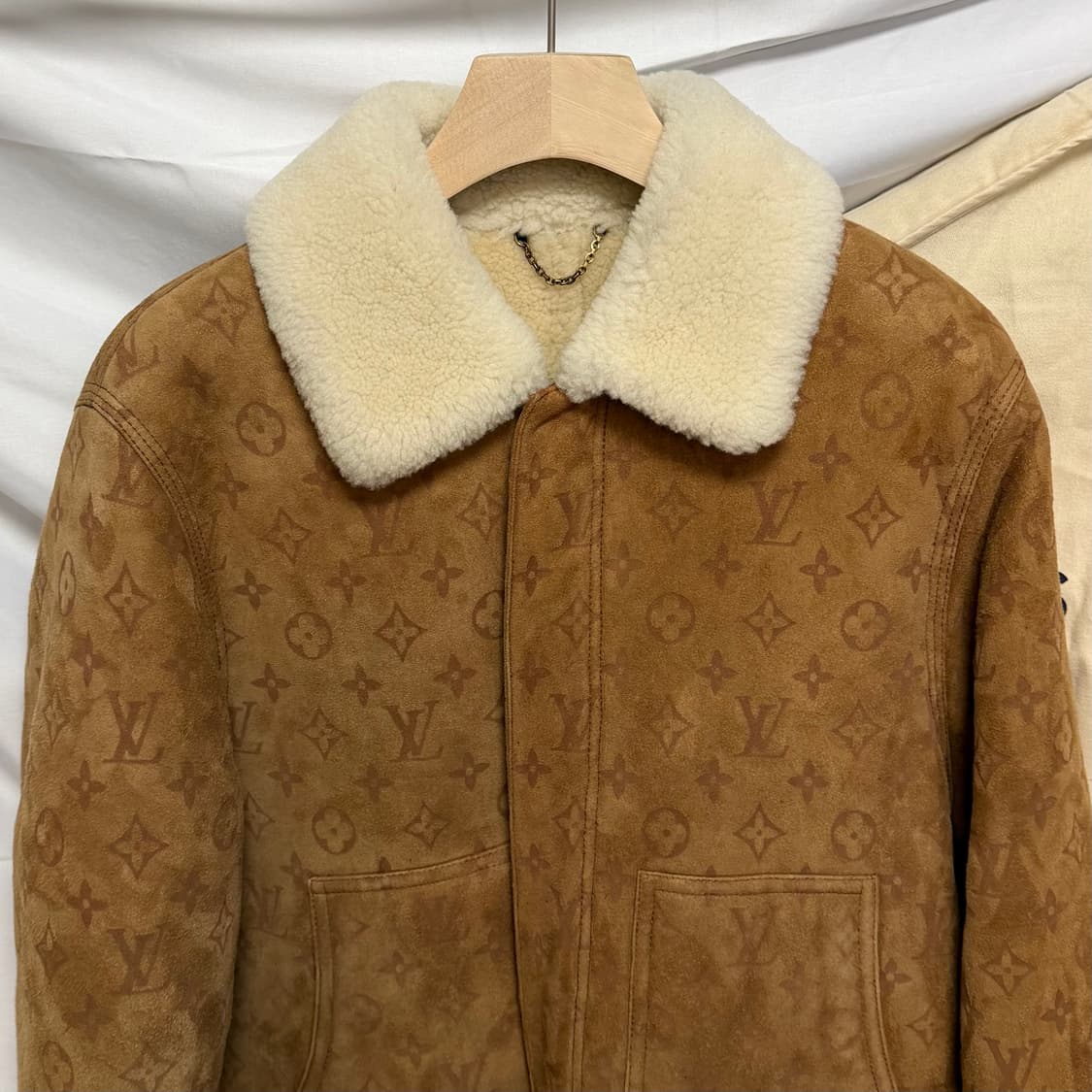 [S+급/48] 루이비통 시어링 엠보스드 모노그램 스웨이드 무스탕 자켓 상품이미지2