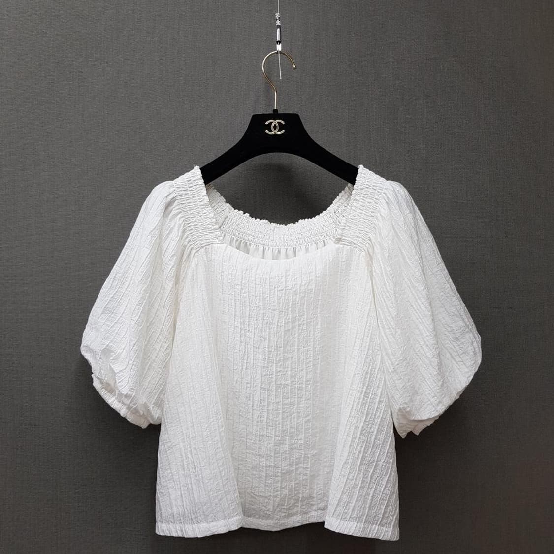 클럽모나코 2025스모크 밴딩 퍼프 슬리브 블라우스 S사이즈 상품이미지1